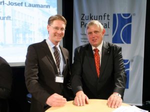 Geschäftsführer Thomas Marbach im Gespräch mit Karl-Josef Laumann, NRW-Minister für Arbeit, Gesundheit und Soziales 